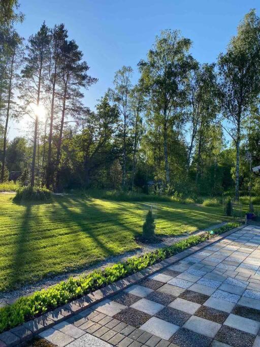 Trevlig Stuga Med Uteplats Rimbo Экстерьер фото