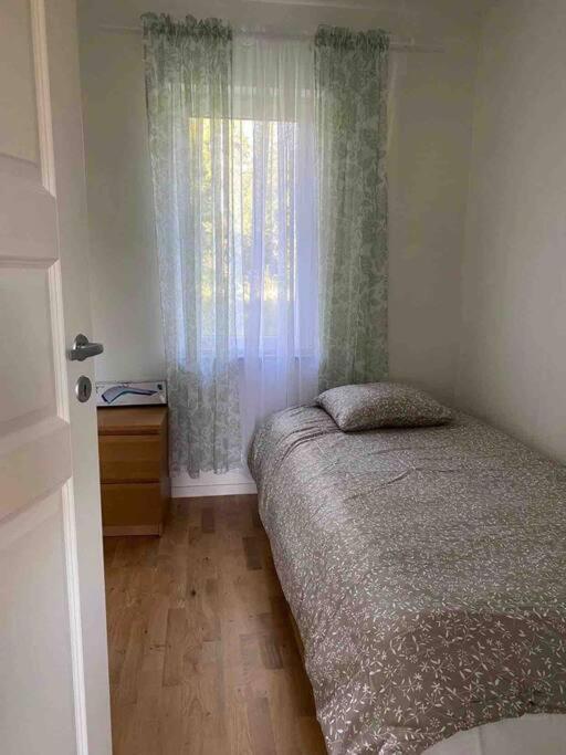 Trevlig Stuga Med Uteplats Rimbo Экстерьер фото