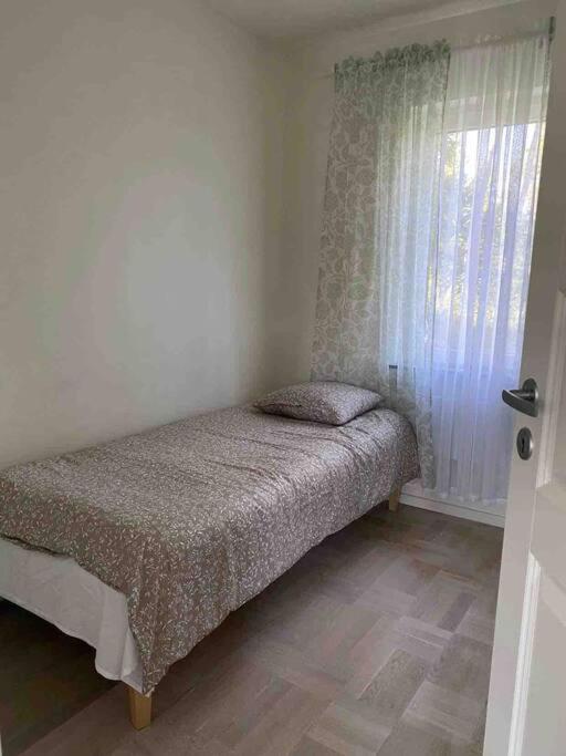 Trevlig Stuga Med Uteplats Rimbo Экстерьер фото